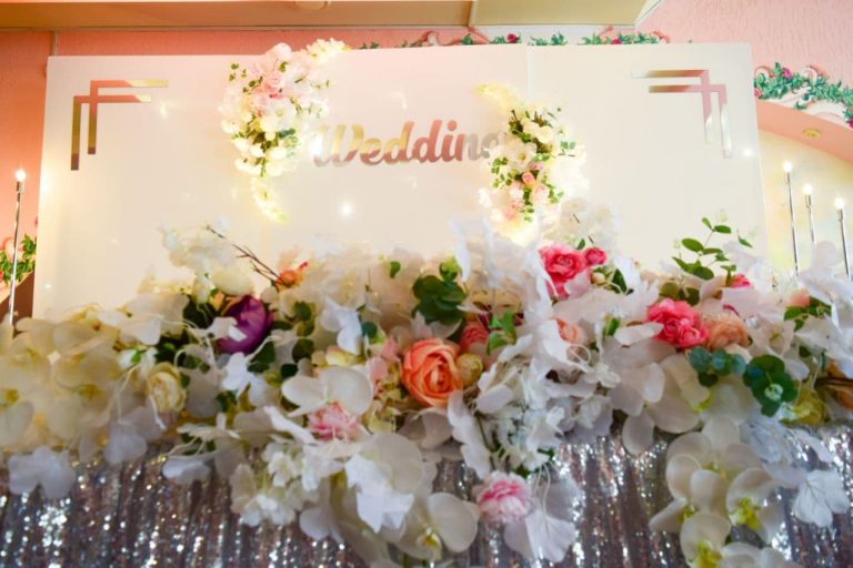 оформление зала свадьбы цветами